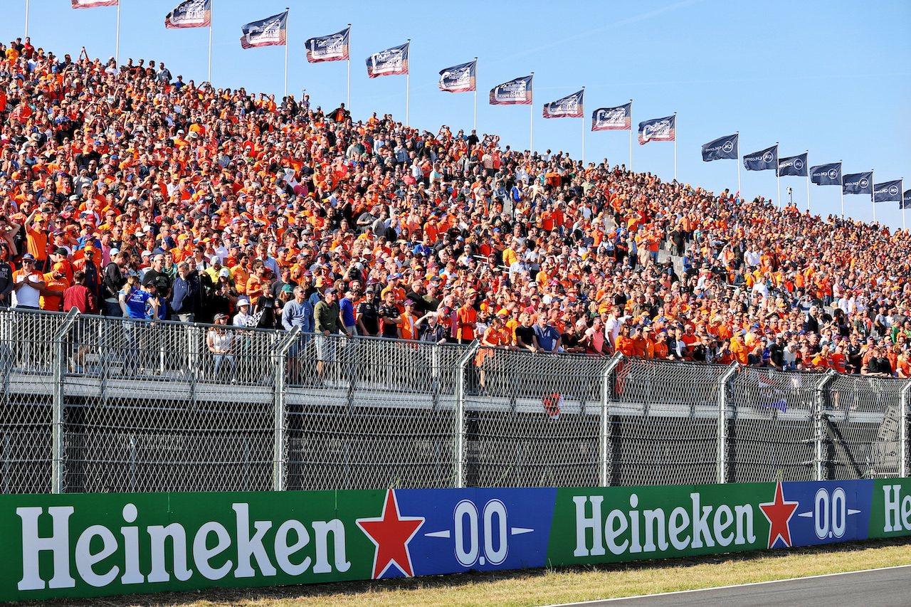 GP OLANDA, Circuit Atmosfera - Fans in the grandstand.
04.09.2021. Formula 1 World Championship, Rd 13, Dutch Grand Prix, Zandvoort, Netherlands, Qualifiche Day.
- www.xpbimages.com, EMail: requests@xpbimages.com © Copyright: Moy / XPB Images