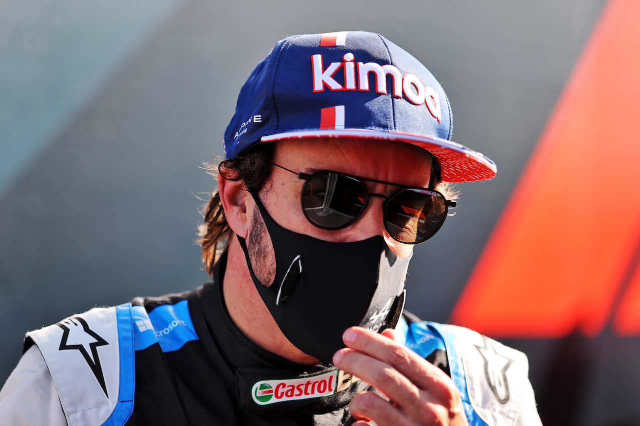 GP OLANDA, Fernando Alonso (ESP) Alpine F1 Team with the media.
04.09.2021. Formula 1 World Championship, Rd 13, Dutch Grand Prix, Zandvoort, Netherlands, Qualifiche Day.
- www.xpbimages.com, EMail: requests@xpbimages.com © Copyright: Moy / XPB Images