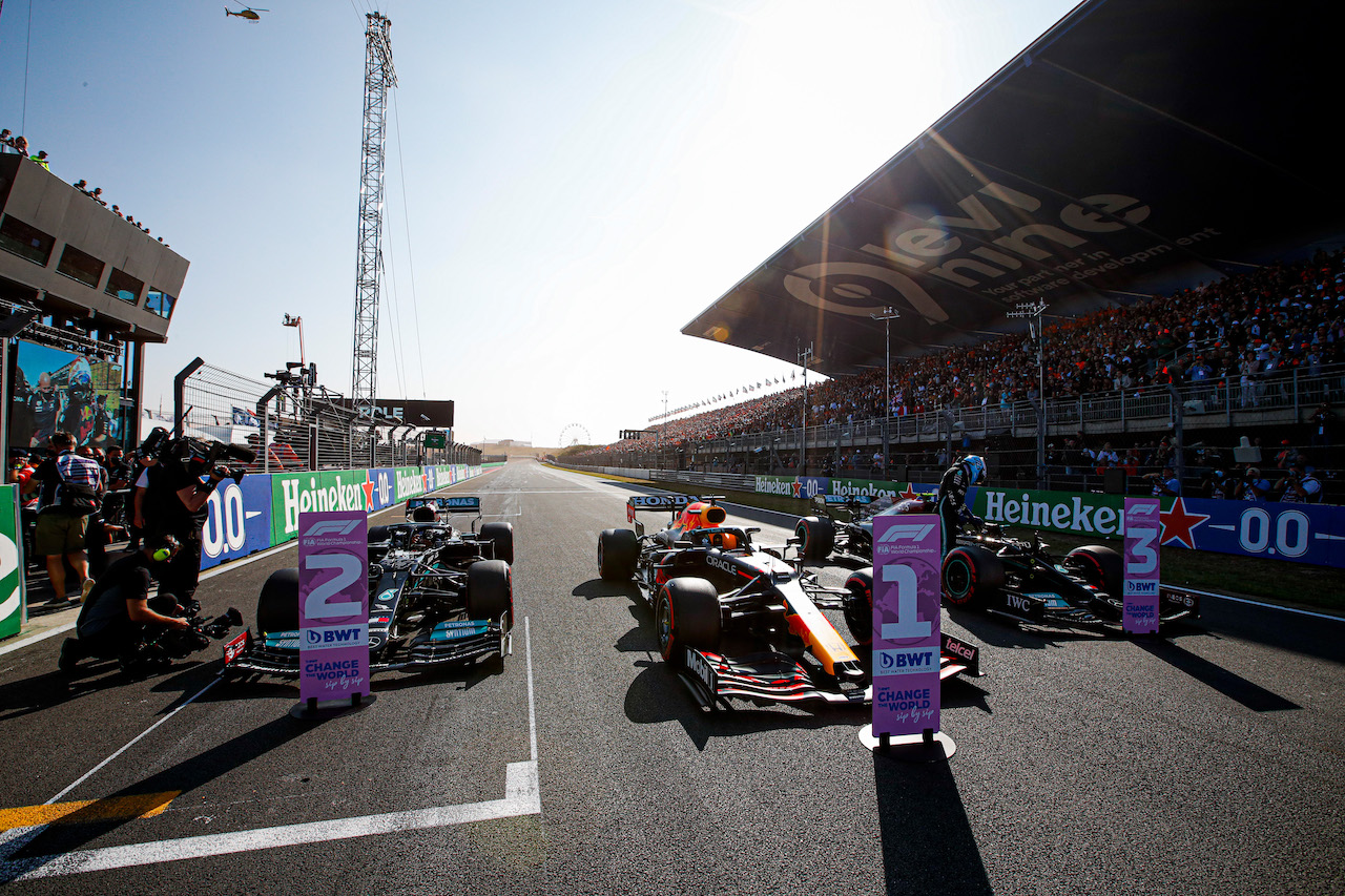 GP OLANDA, Top three in qualifying parc ferme (L to R): Lewis Hamilton (GBR) Mercedes AMG F1 W12, second; Max Verstappen (NLD) Red Bull Racing RB16B, pole position; Valtteri Bottas (FIN) Mercedes AMG F1, third.
04.09.2021. Formula 1 World Championship, Rd 13, Dutch Grand Prix, Zandvoort, Netherlands, Qualifiche Day.
- www.xpbimages.com, EMail: requests@xpbimages.com © Copyright: FIA Pool Image for Editorial Use Only