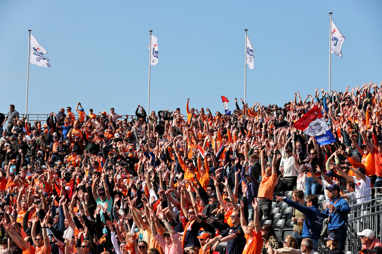 GP OLANDA, Circuit Atmosfera - fans in the grandstand.
04.09.2021. Formula 1 World Championship, Rd 13, Dutch Grand Prix, Zandvoort, Netherlands, Qualifiche Day.
- www.xpbimages.com, EMail: requests@xpbimages.com © Copyright: Batchelor / XPB Images