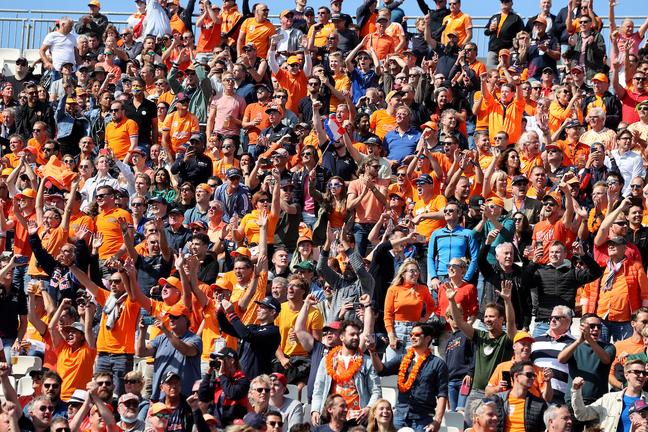 GP OLANDA, Circuit Atmosfera - fans in the grandstand.
04.09.2021. Formula 1 World Championship, Rd 13, Dutch Grand Prix, Zandvoort, Netherlands, Qualifiche Day.
- www.xpbimages.com, EMail: requests@xpbimages.com © Copyright: Moy / XPB Images