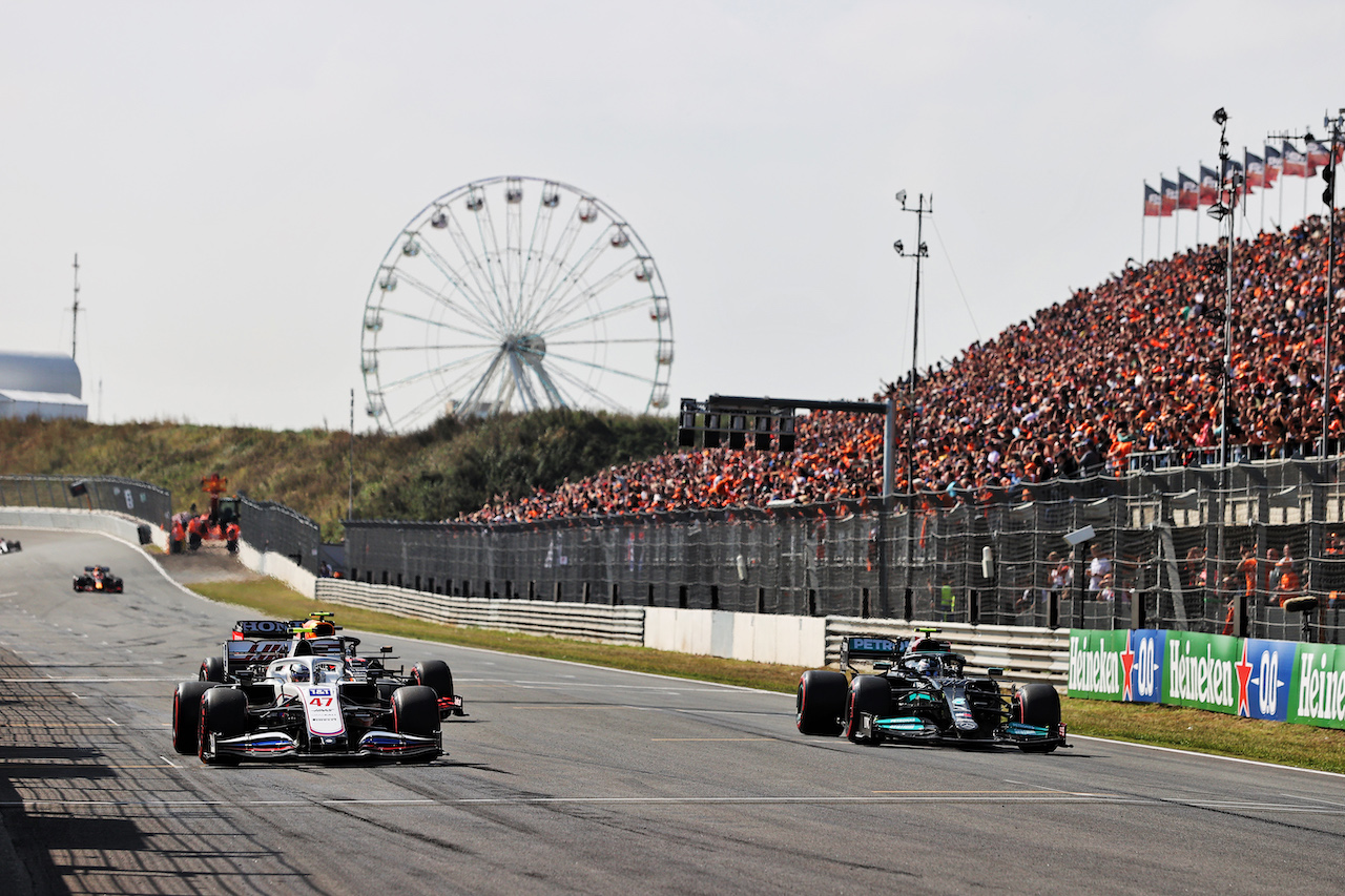 GP OLANDA, Mick Schumacher (GER) Haas VF-21 e Valtteri Bottas (FIN) Mercedes AMG F1 W12.
03.09.2021. Formula 1 World Championship, Rd 13, Dutch Grand Prix, Zandvoort, Netherlands, Practice Day.
- www.xpbimages.com, EMail: requests@xpbimages.com © Copyright: Moy / XPB Images