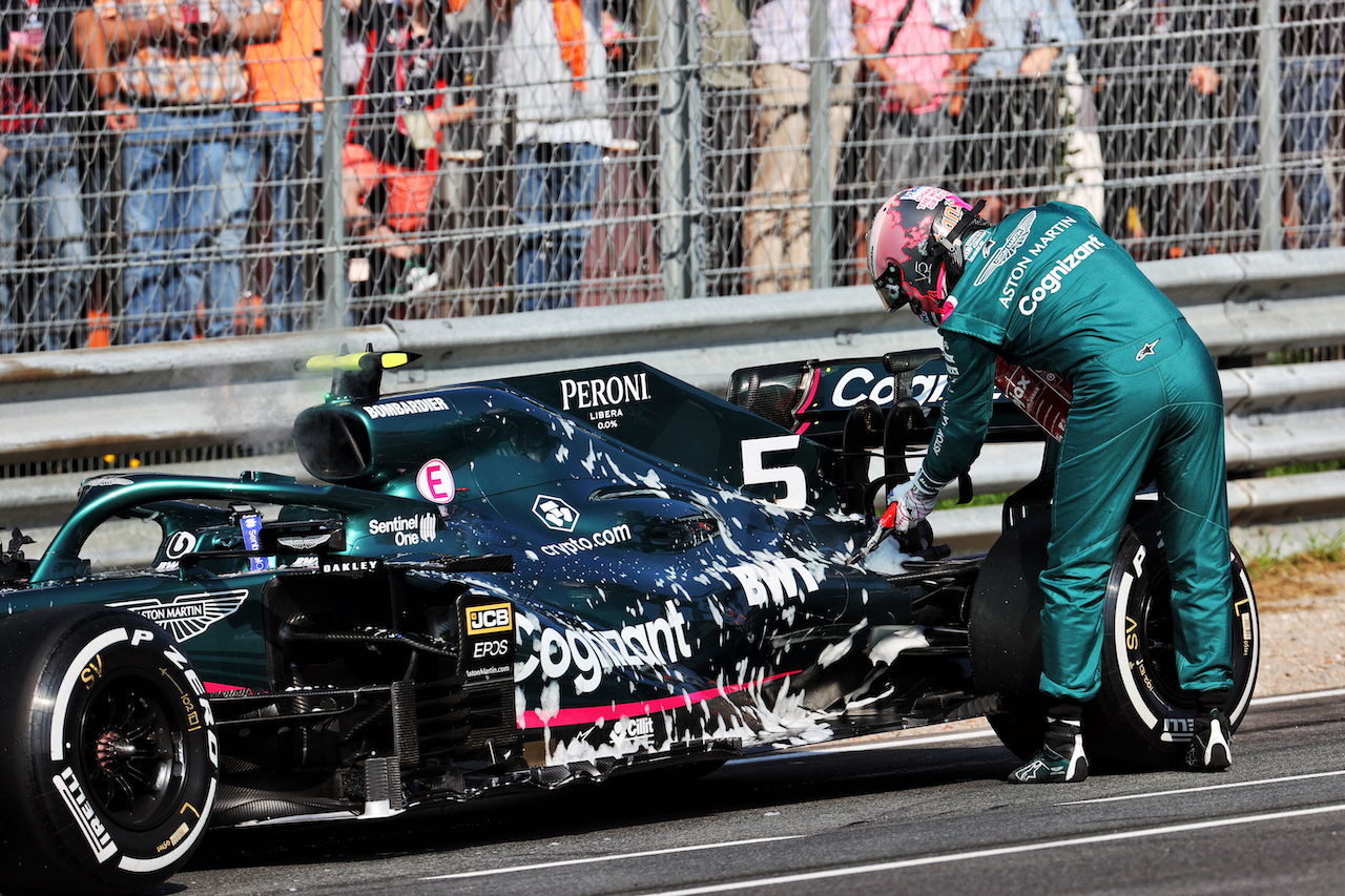 GP OLANDA, Sebastian Vettel (GER) tends to his Aston Martin F1 Team AMR21 with a fire extinguisher after he stopped in the first practice session.
03.09.2021. Formula 1 World Championship, Rd 13, Dutch Grand Prix, Zandvoort, Netherlands, Practice Day.
- www.xpbimages.com, EMail: requests@xpbimages.com © Copyright: Batchelor / XPB Images