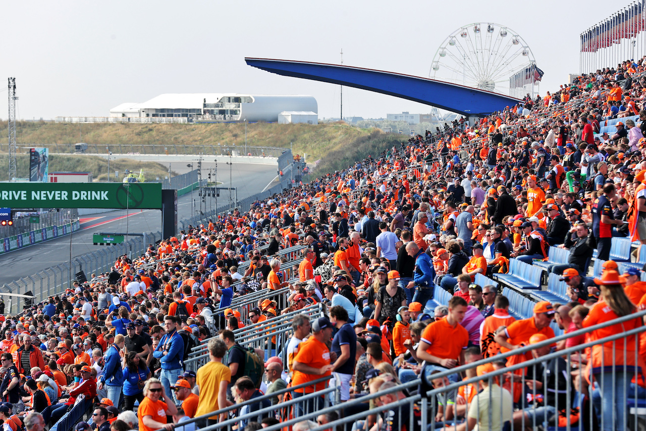 GP OLANDA, Circuit Atmosfera - fans in the grandstand.
03.09.2021. Formula 1 World Championship, Rd 13, Dutch Grand Prix, Zandvoort, Netherlands, Practice Day.
- www.xpbimages.com, EMail: requests@xpbimages.com © Copyright: Batchelor / XPB Images