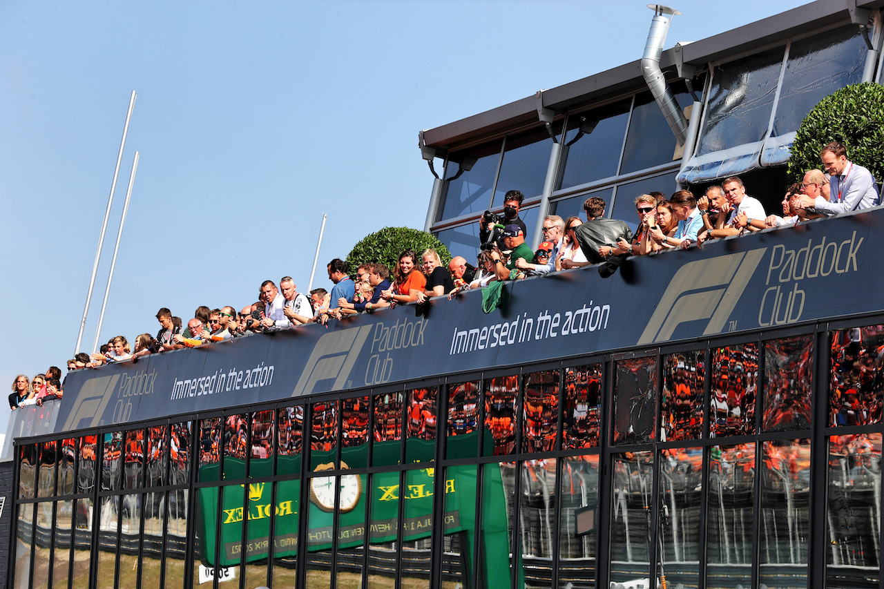 GP OLANDA, Circuit Atmosfera - Paddock Club guests.
03.09.2021. Formula 1 World Championship, Rd 13, Dutch Grand Prix, Zandvoort, Netherlands, Practice Day.
- www.xpbimages.com, EMail: requests@xpbimages.com © Copyright: Moy / XPB Images