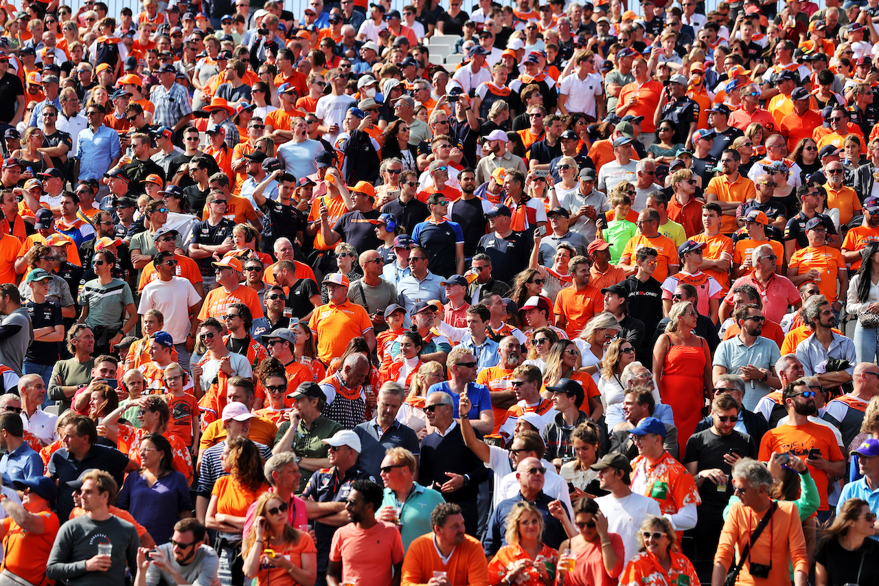 GP OLANDA, Circuit Atmosfera - fans in the grandstand.
03.09.2021. Formula 1 World Championship, Rd 13, Dutch Grand Prix, Zandvoort, Netherlands, Practice Day.
- www.xpbimages.com, EMail: requests@xpbimages.com © Copyright: Moy / XPB Images
