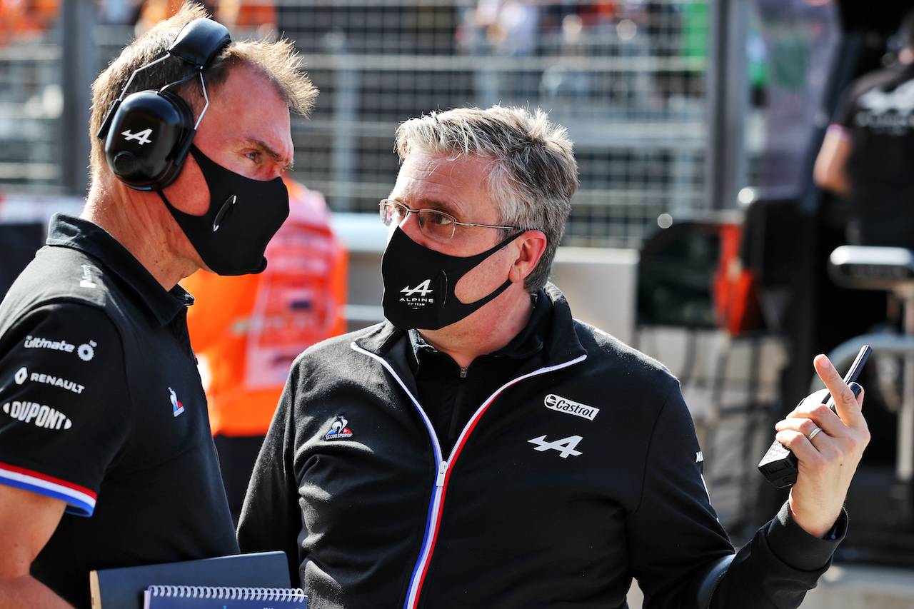 GP OLANDA, (L to R): Alan Permane (GBR) Alpine F1 Team Trackside Operations Director with Pat Fry (GBR) Alpine F1 Team Technical Director (Chassis).
03.09.2021. Formula 1 World Championship, Rd 13, Dutch Grand Prix, Zandvoort, Netherlands, Practice Day.
- www.xpbimages.com, EMail: requests@xpbimages.com © Copyright: Moy / XPB Images