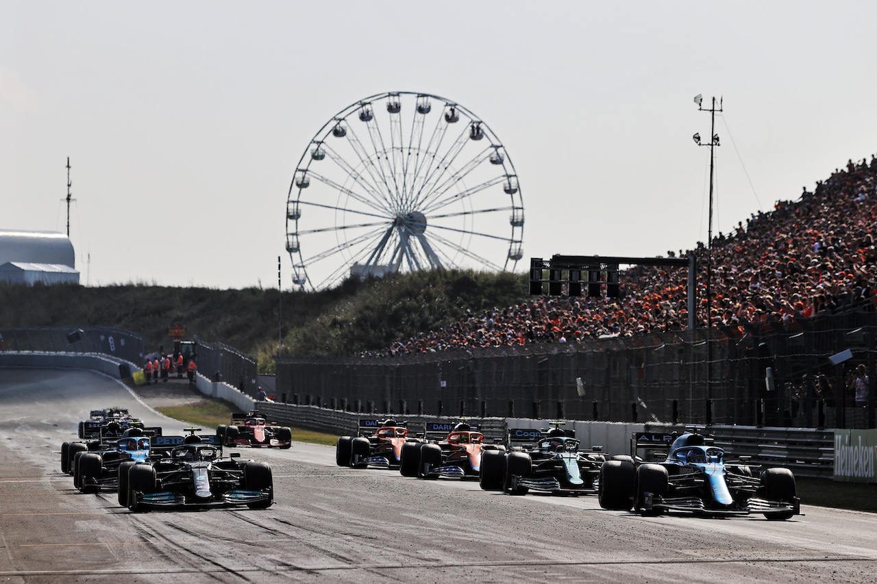 GP OLANDA, (L to R): Valtteri Bottas (FIN) Mercedes AMG F1 W12 e Fernando Alonso (ESP) Alpine F1 Team A521.
03.09.2021. Formula 1 World Championship, Rd 13, Dutch Grand Prix, Zandvoort, Netherlands, Practice Day.
- www.xpbimages.com, EMail: requests@xpbimages.com © Copyright: Moy / XPB Images