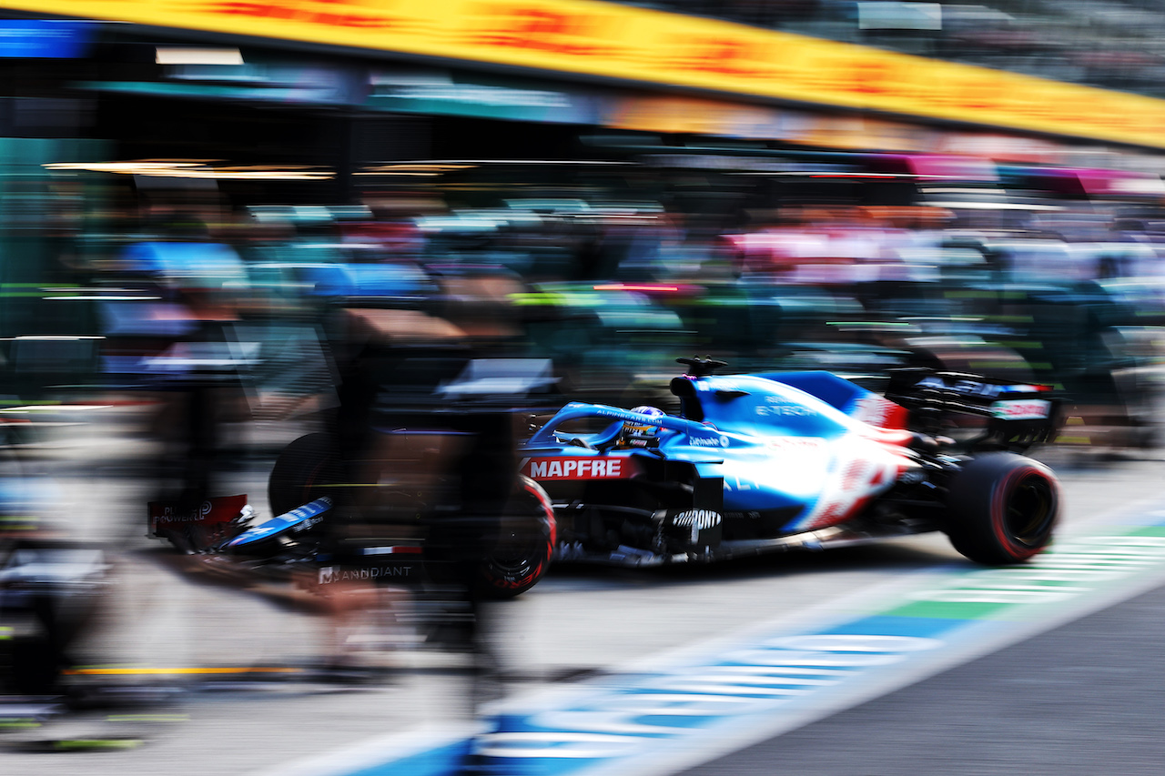 GP OLANDA, Fernando Alonso (ESP) Alpine F1 Team A521 in the pits.
03.09.2021. Formula 1 World Championship, Rd 13, Dutch Grand Prix, Zandvoort, Netherlands, Practice Day.
- www.xpbimages.com, EMail: requests@xpbimages.com © Copyright: Moy / XPB Images