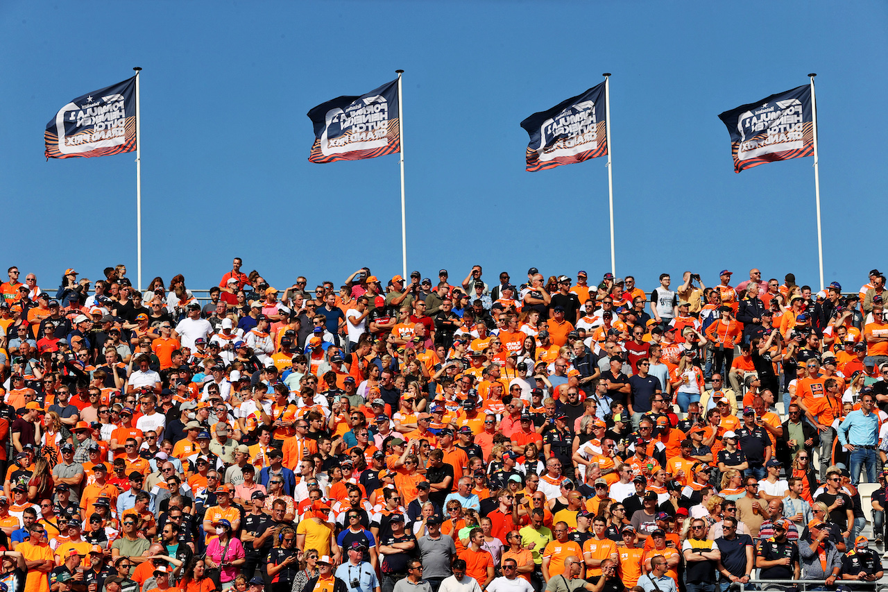 GP OLANDA, Circuit Atmosfera - fans in the grandstand.
03.09.2021. Formula 1 World Championship, Rd 13, Dutch Grand Prix, Zandvoort, Netherlands, Practice Day.
- www.xpbimages.com, EMail: requests@xpbimages.com © Copyright: Moy / XPB Images