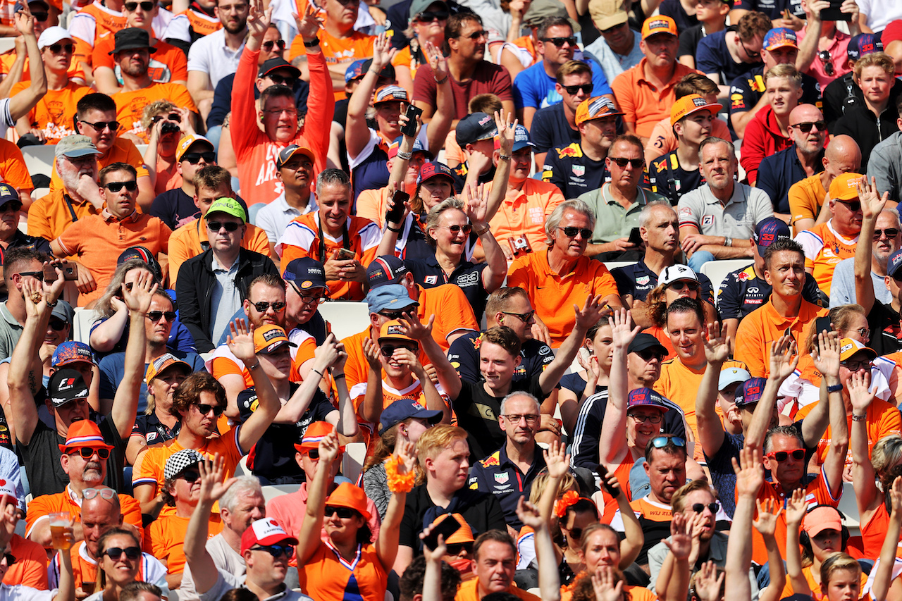 GP OLANDA, Circuit Atmosfera - fans in the grandstand.
03.09.2021. Formula 1 World Championship, Rd 13, Dutch Grand Prix, Zandvoort, Netherlands, Practice Day.
- www.xpbimages.com, EMail: requests@xpbimages.com © Copyright: Moy / XPB Images