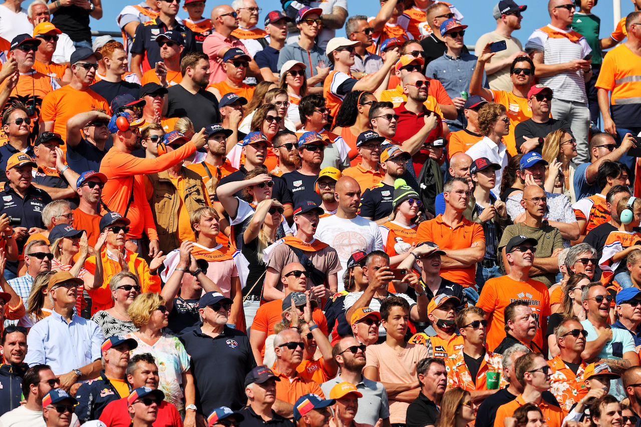 GP OLANDA, Circuit Atmosfera - fans in the grandstand.
03.09.2021. Formula 1 World Championship, Rd 13, Dutch Grand Prix, Zandvoort, Netherlands, Practice Day.
- www.xpbimages.com, EMail: requests@xpbimages.com © Copyright: Moy / XPB Images