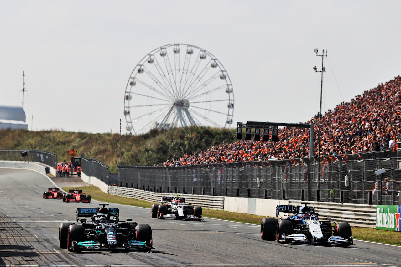 GP OLANDA, Lewis Hamilton (GBR) Mercedes AMG F1 W12 e George Russell (GBR) Williams Racing FW43B.
03.09.2021. Formula 1 World Championship, Rd 13, Dutch Grand Prix, Zandvoort, Netherlands, Practice Day.
- www.xpbimages.com, EMail: requests@xpbimages.com © Copyright: Moy / XPB Images