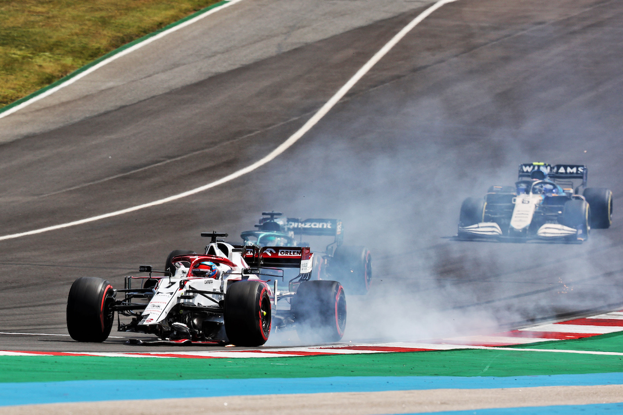 GP PORTOGALLO, Kimi Raikkonen (FIN) Alfa Romeo Racing C41 with a broken front wing.
02.05.2021. Formula 1 World Championship, Rd 3, Portuguese Grand Prix, Portimao, Portugal, Gara Day.
- www.xpbimages.com, EMail: requests@xpbimages.com © Copyright: Batchelor / XPB Images