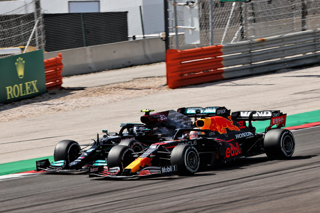 GP PORTOGALLO, Max Verstappen (NLD) Red Bull Racing RB16B e Valtteri Bottas (FIN) Mercedes AMG F1 W12 battle for position.
02.05.2021. Formula 1 World Championship, Rd 3, Portuguese Grand Prix, Portimao, Portugal, Gara Day.
- www.xpbimages.com, EMail: requests@xpbimages.com © Copyright: Batchelor / XPB Images
