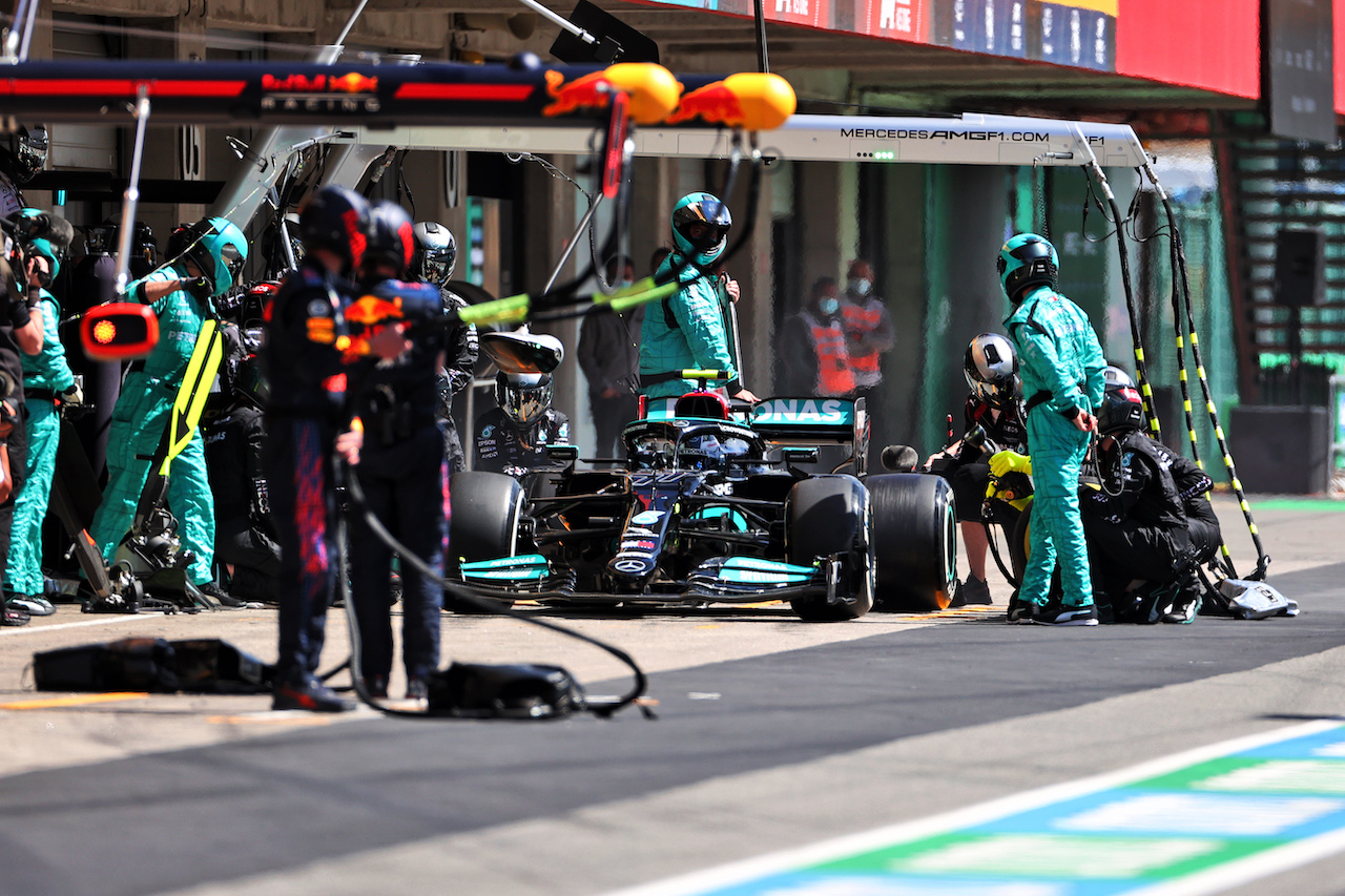 GP PORTOGALLO, Lewis Hamilton (GBR) Mercedes AMG F1 W12 makes a pit stop.
02.05.2021. Formula 1 World Championship, Rd 3, Portuguese Grand Prix, Portimao, Portugal, Gara Day.
- www.xpbimages.com, EMail: requests@xpbimages.com © Copyright: Charniaux / XPB Images