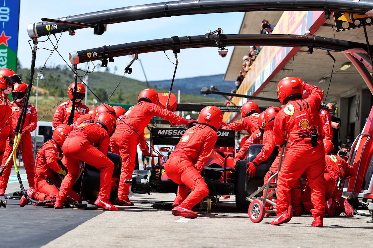 GP PORTOGALLO, Charles Leclerc (MON) Ferrari SF-21 makes a pit stop.
02.05.2021. Formula 1 World Championship, Rd 3, Portuguese Grand Prix, Portimao, Portugal, Gara Day.
- www.xpbimages.com, EMail: requests@xpbimages.com © Copyright: Charniaux / XPB Images