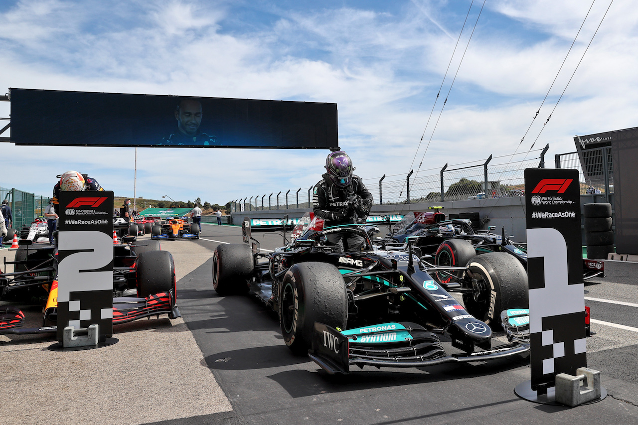 GP PORTOGALLO, Gara winner Lewis Hamilton (GBR) Mercedes AMG F1 W12 in parc ferme with second placed Max Verstappen (NLD) Red Bull Racing RB16B.
02.05.2021. Formula 1 World Championship, Rd 3, Portuguese Grand Prix, Portimao, Portugal, Gara Day.
- www.xpbimages.com, EMail: requests@xpbimages.com © Copyright: Batchelor / XPB Images