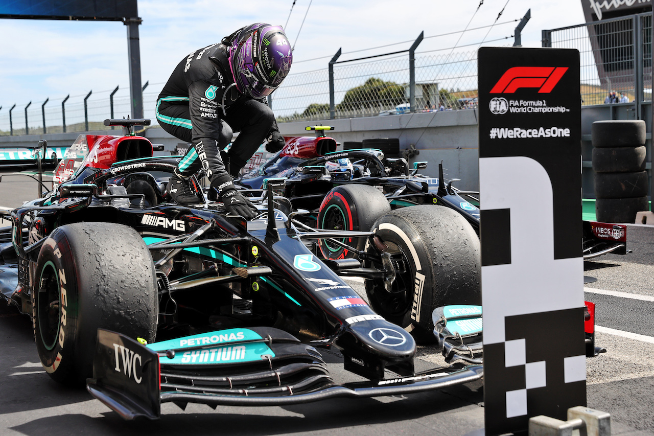 GP PORTOGALLO, Gara winner Lewis Hamilton (GBR) Mercedes AMG F1 W12 celebrates in parc ferme.
02.05.2021. Formula 1 World Championship, Rd 3, Portuguese Grand Prix, Portimao, Portugal, Gara Day.
- www.xpbimages.com, EMail: requests@xpbimages.com © Copyright: Batchelor / XPB Images