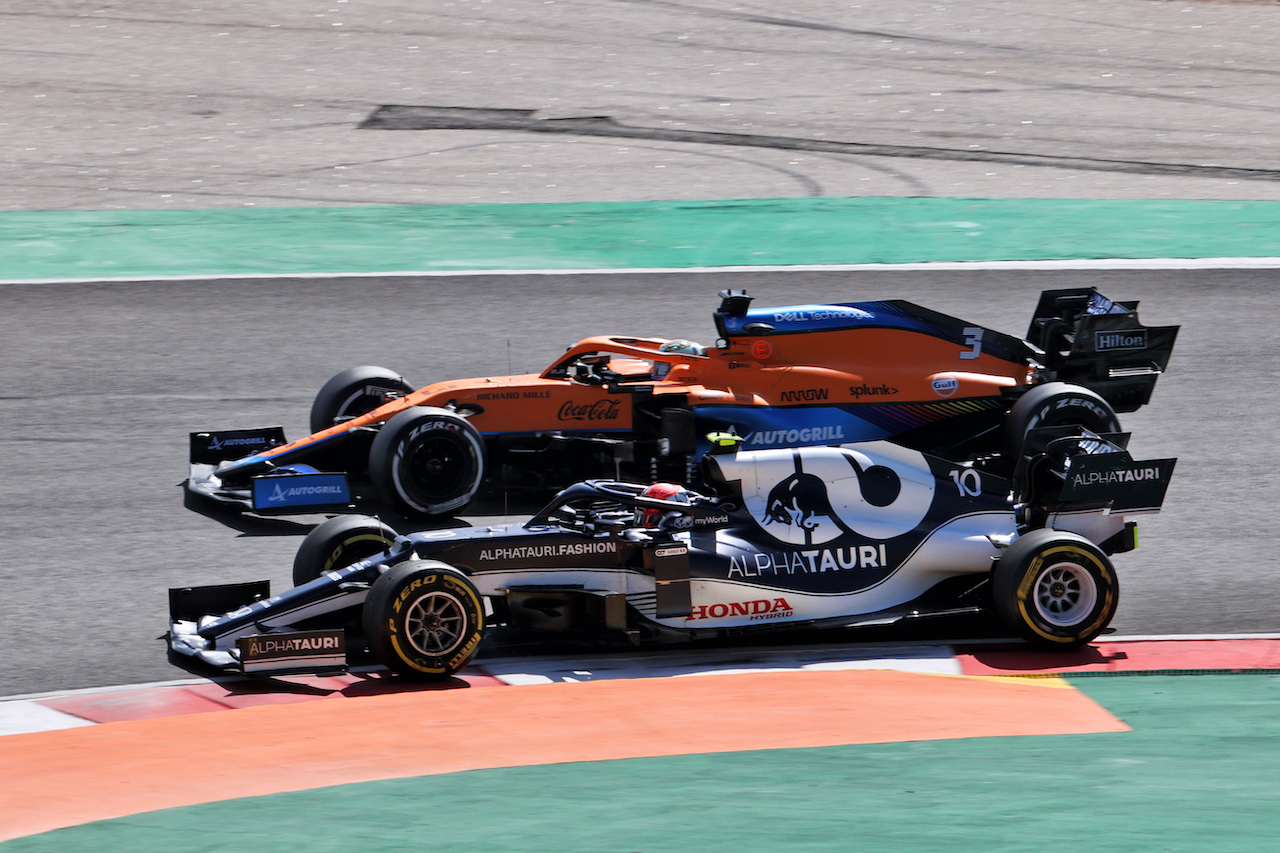 GP PORTOGALLO, Pierre Gasly (FRA) AlphaTauri AT02 e Daniel Ricciardo (AUS) McLaren MCL35M battle for position.
02.05.2021. Formula 1 World Championship, Rd 3, Portuguese Grand Prix, Portimao, Portugal, Gara Day.
- www.xpbimages.com, EMail: requests@xpbimages.com © Copyright: Batchelor / XPB Images