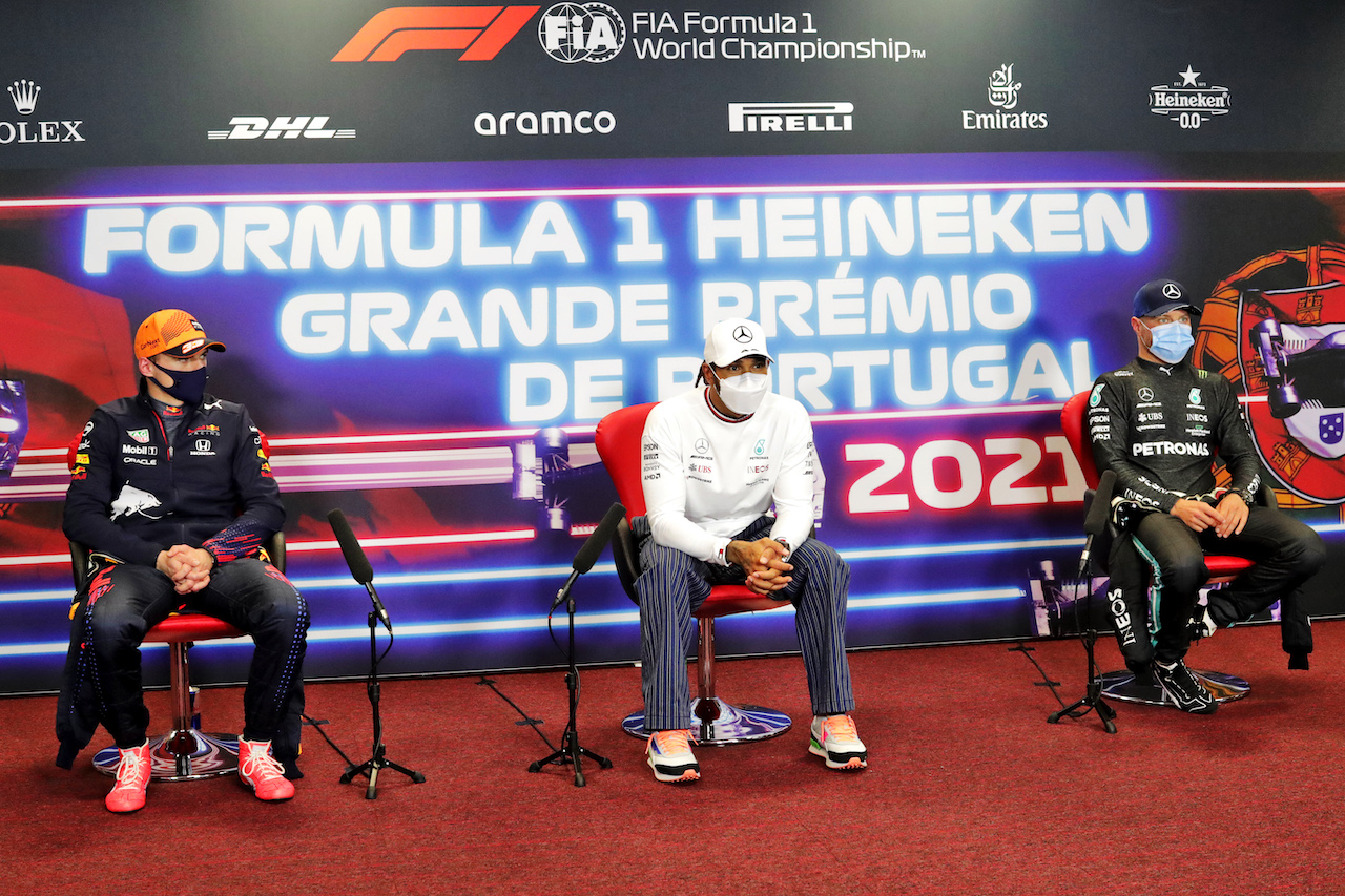 GP PORTOGALLO, (L to R): Max Verstappen (NLD) Red Bull Racing; Lewis Hamilton (GBR) Mercedes AMG F1; e Valtteri Bottas (FIN) Mercedes AMG F1, in the post race FIA Press Conference.
02.05.2021. Formula 1 World Championship, Rd 3, Portuguese Grand Prix, Portimao, Portugal, Gara Day.
 - www.xpbimages.com, EMail: requests@xpbimages.com © Copyright: Staley / XPB Images
