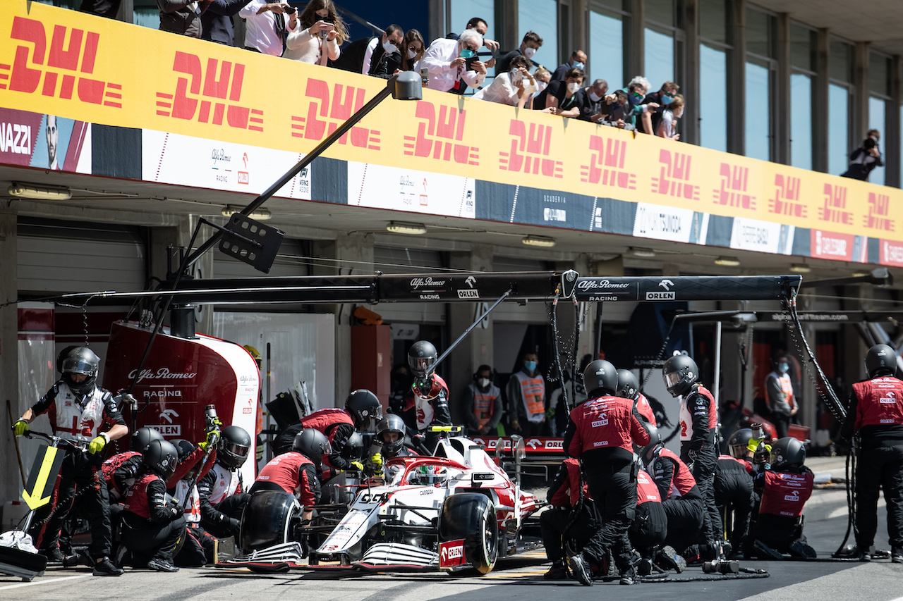 GP PORTOGALLO, Antonio Giovinazzi (ITA) Alfa Romeo Racing C41 makes a pit stop.
02.05.2021. Formula 1 World Championship, Rd 3, Portuguese Grand Prix, Portimao, Portugal, Gara Day.
- www.xpbimages.com, EMail: requests@xpbimages.com © Copyright: Bearne / XPB Images