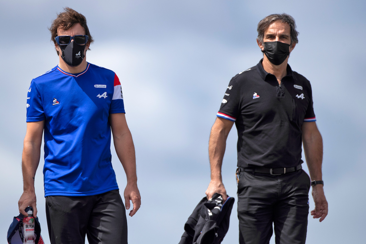 GP PORTOGALLO, Fernando Alonso (ESP) Alpine F1 Team walks the circuit with the team.
29.04.2021. Formula 1 World Championship, Rd 3, Portuguese Grand Prix, Portimao, Portugal, Preparation Day.
 - www.xpbimages.com, EMail: requests@xpbimages.com © Copyright: Staley / XPB Images