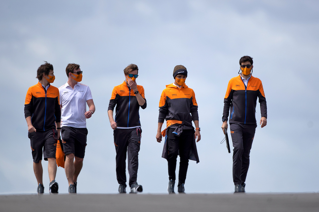 GP PORTOGALLO, Lando Norris (GBR) McLaren walks the circuit with the team.
29.04.2021. Formula 1 World Championship, Rd 3, Portuguese Grand Prix, Portimao, Portugal, Preparation Day.
 - www.xpbimages.com, EMail: requests@xpbimages.com © Copyright: Staley / XPB Images