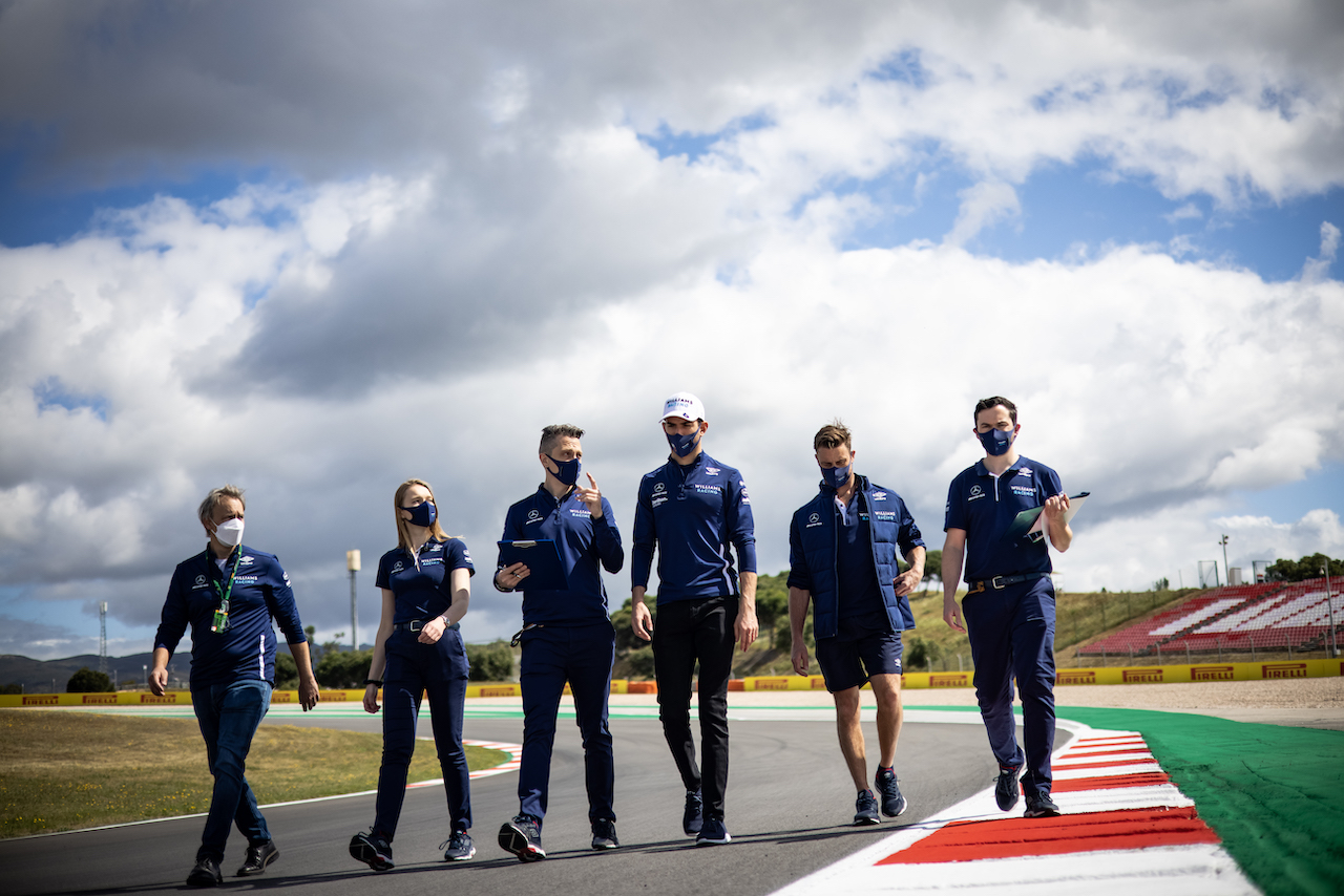 GP PORTOGALLO, Nicholas Latifi (CDN) Williams Racing walks the circuit with the team.
29.04.2021. Formula 1 World Championship, Rd 3, Portuguese Grand Prix, Portimao, Portugal, Preparation Day.
- www.xpbimages.com, EMail: requests@xpbimages.com © Copyright: Bearne / XPB Images