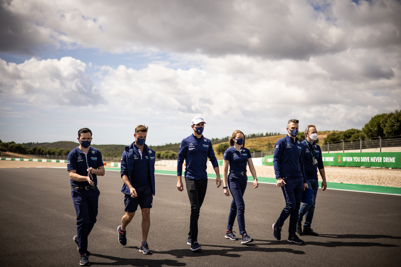 GP PORTOGALLO, Nicholas Latifi (CDN) Williams Racing walks the circuit with the team.
29.04.2021. Formula 1 World Championship, Rd 3, Portuguese Grand Prix, Portimao, Portugal, Preparation Day.
- www.xpbimages.com, EMail: requests@xpbimages.com © Copyright: Bearne / XPB Images