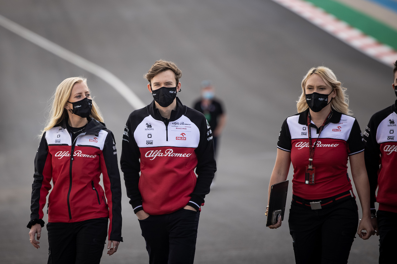 GP PORTOGALLO, Callum Ilott (GBR) Alfa Romeo Racing Reserve Driver walks the circuit with the team.
29.04.2021. Formula 1 World Championship, Rd 3, Portuguese Grand Prix, Portimao, Portugal, Preparation Day.
- www.xpbimages.com, EMail: requests@xpbimages.com © Copyright: Bearne / XPB Images