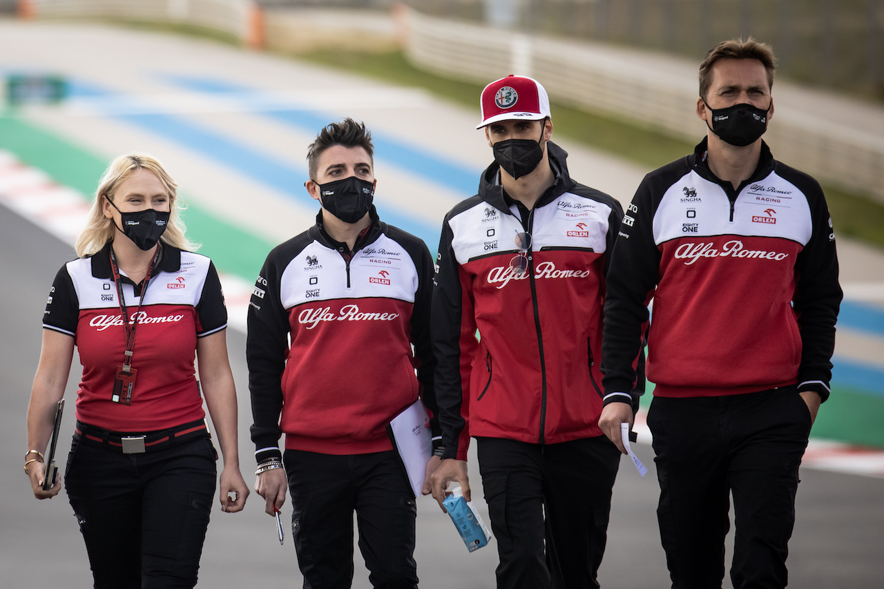 GP PORTOGALLO, Antonio Giovinazzi (ITA) Alfa Romeo Racing walks the circuit with the team.
29.04.2021. Formula 1 World Championship, Rd 3, Portuguese Grand Prix, Portimao, Portugal, Preparation Day.
- www.xpbimages.com, EMail: requests@xpbimages.com © Copyright: Bearne / XPB Images