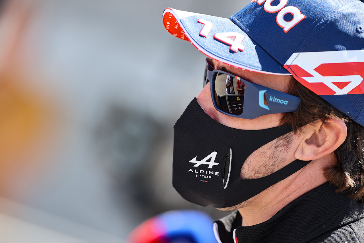 GP PORTOGALLO, Fernando Alonso (ESP) Alpine F1 Team with the media.
29.04.2021. Formula 1 World Championship, Rd 3, Portuguese Grand Prix, Portimao, Portugal, Preparation Day.
- www.xpbimages.com, EMail: requests@xpbimages.com © Copyright: Charniaux / XPB Images