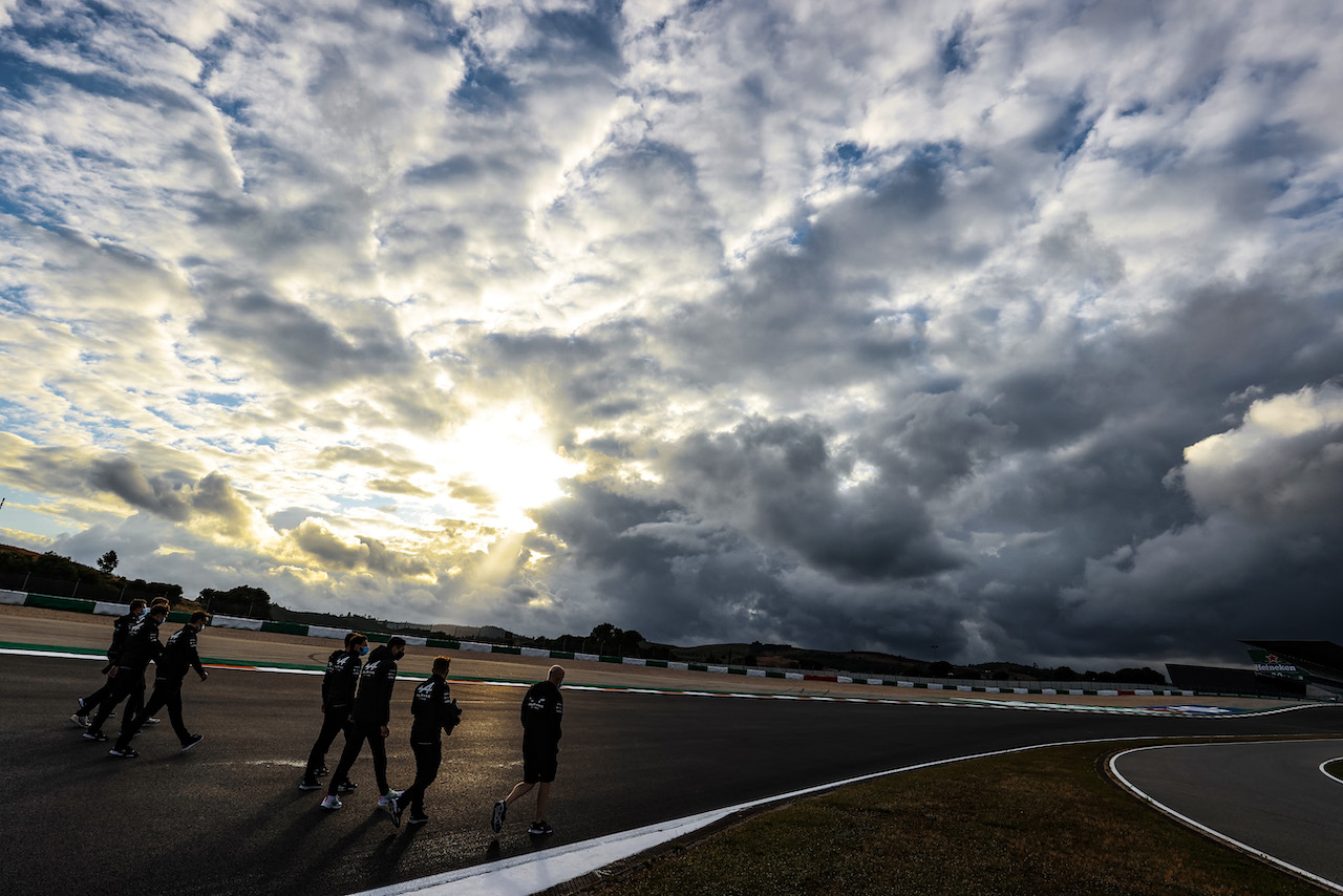 GP PORTOGALLO, Esteban Ocon (FRA) Alpine F1 Team walks the circuit with the team.
29.04.2021. Formula 1 World Championship, Rd 3, Portuguese Grand Prix, Portimao, Portugal, Preparation Day.
- www.xpbimages.com, EMail: requests@xpbimages.com © Copyright: Charniaux / XPB Images