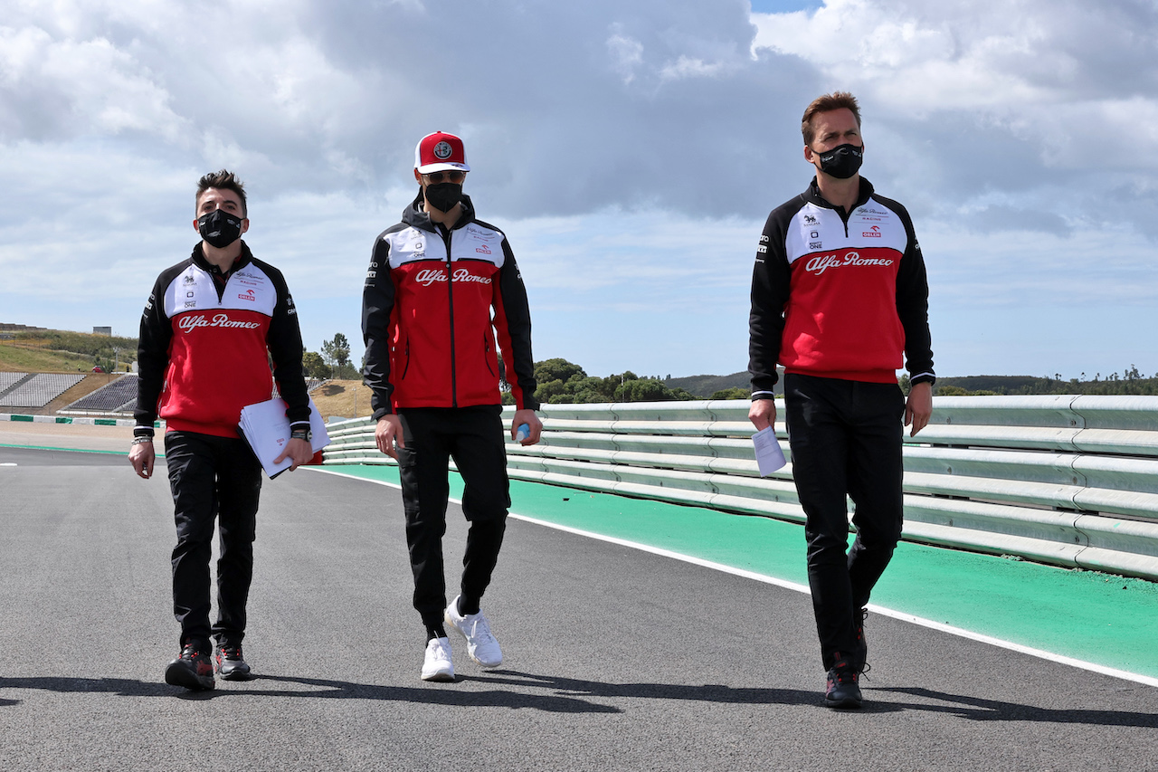 GP PORTOGALLO, Antonio Giovinazzi (ITA) Alfa Romeo Racing walks the circuit with the team.
29.04.2021. Formula 1 World Championship, Rd 3, Portuguese Grand Prix, Portimao, Portugal, Preparation Day.
- www.xpbimages.com, EMail: requests@xpbimages.com © Copyright: Batchelor / XPB Images