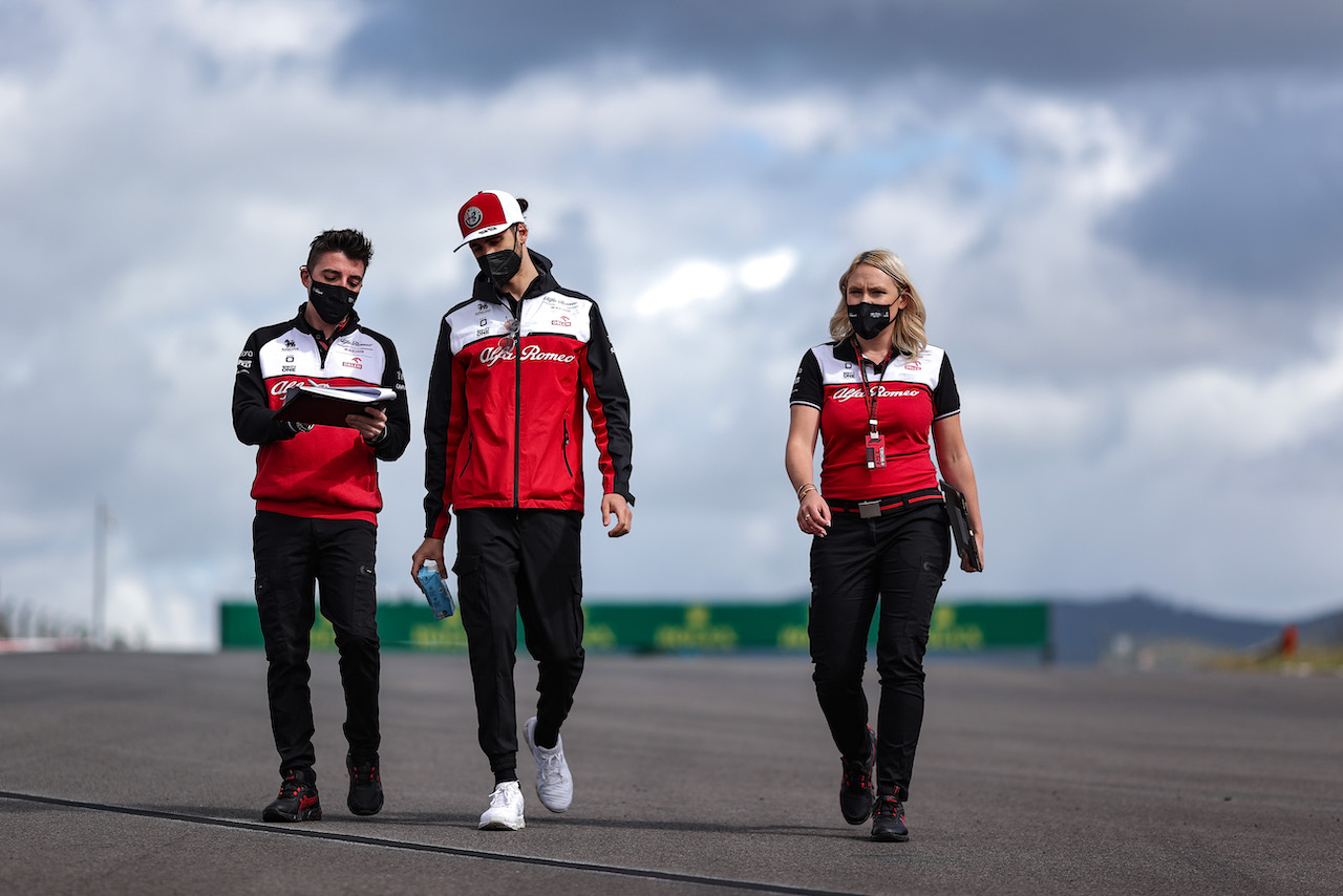 GP PORTOGALLO, Antonio Giovinazzi (ITA) Alfa Romeo Racing walks the circuit with the team.
29.04.2021. Formula 1 World Championship, Rd 3, Portuguese Grand Prix, Portimao, Portugal, Preparation Day.
- www.xpbimages.com, EMail: requests@xpbimages.com © Copyright: Charniaux / XPB Images
