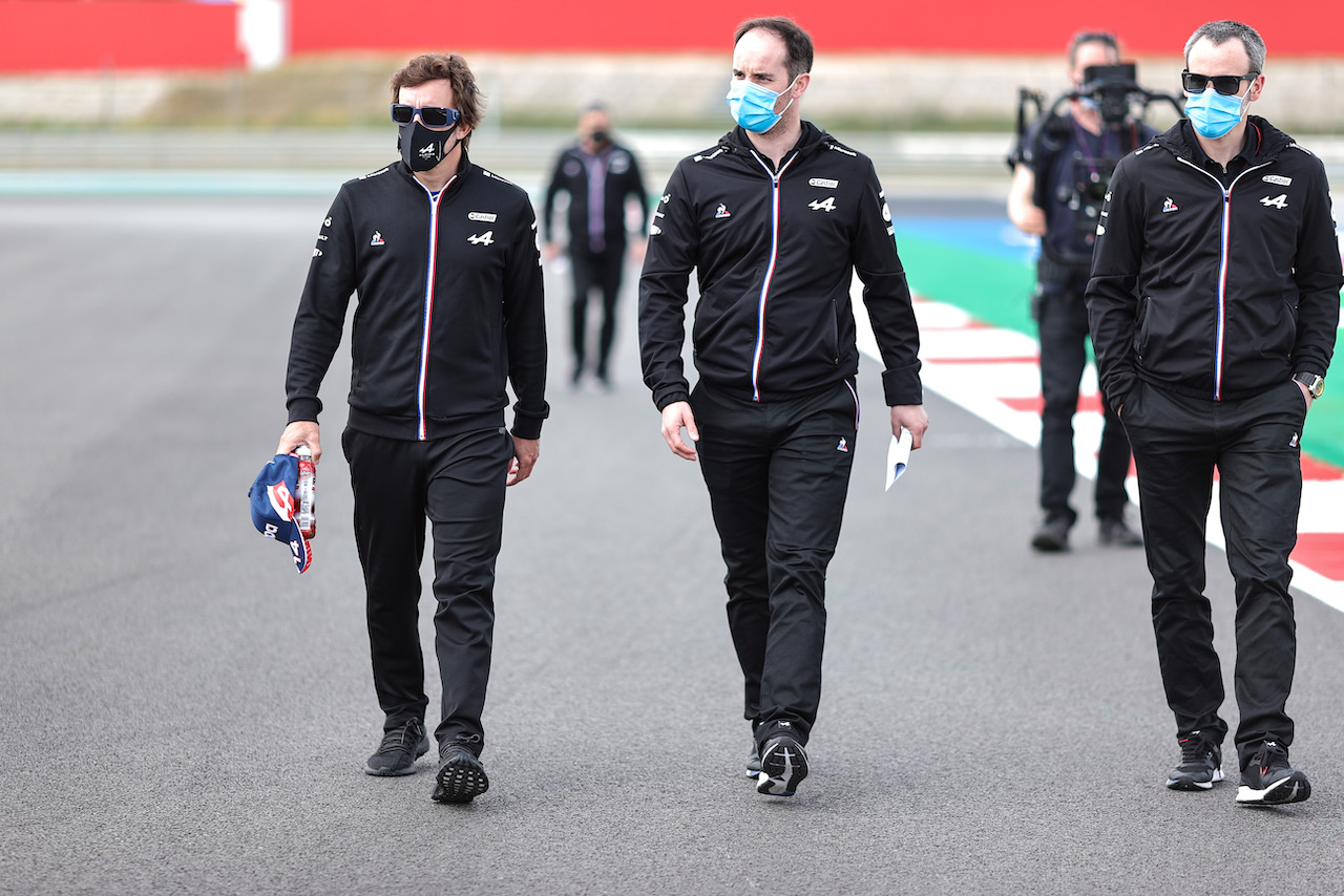 GP PORTOGALLO, Fernando Alonso (ESP) Alpine F1 Team walks the circuit with the team.
29.04.2021. Formula 1 World Championship, Rd 3, Portuguese Grand Prix, Portimao, Portugal, Preparation Day.
- www.xpbimages.com, EMail: requests@xpbimages.com © Copyright: Charniaux / XPB Images