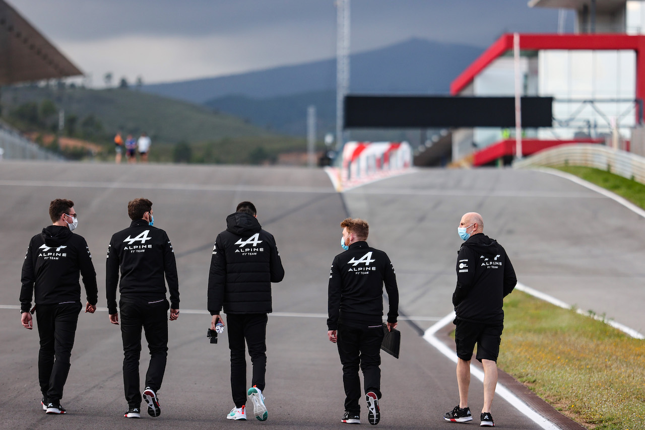 GP PORTOGALLO, Esteban Ocon (FRA) Alpine F1 Team walks the circuit with the team.
29.04.2021. Formula 1 World Championship, Rd 3, Portuguese Grand Prix, Portimao, Portugal, Preparation Day.
- www.xpbimages.com, EMail: requests@xpbimages.com © Copyright: Charniaux / XPB Images