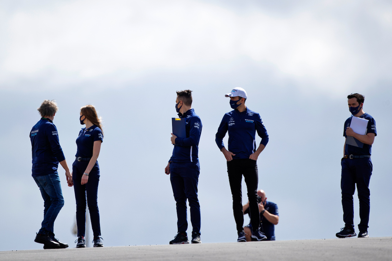 GP PORTOGALLO, Nicholas Latifi (CDN) Williams Racing walks the circuit with the team.
29.04.2021. Formula 1 World Championship, Rd 3, Portuguese Grand Prix, Portimao, Portugal, Preparation Day.
 - www.xpbimages.com, EMail: requests@xpbimages.com © Copyright: Staley / XPB Images