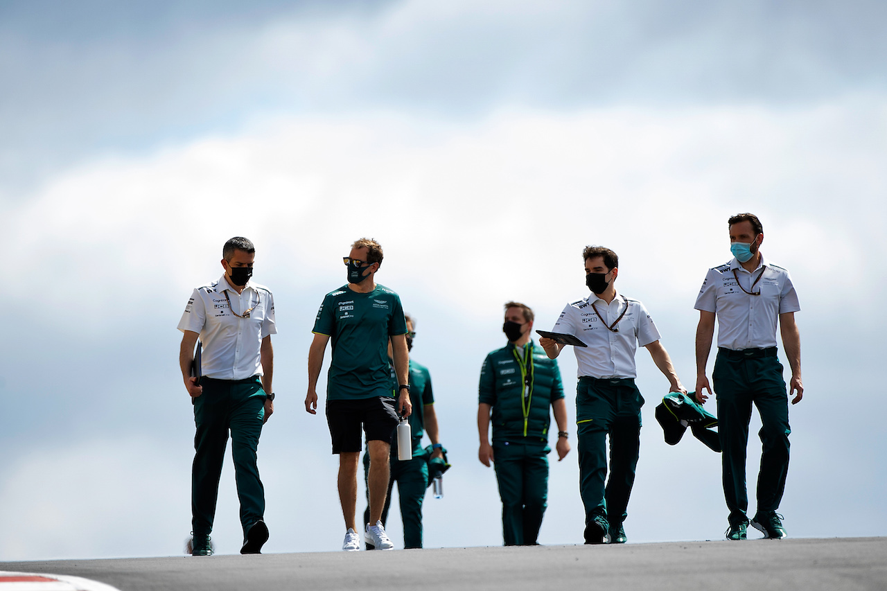 GP PORTOGALLO, Sebastian Vettel (GER) Aston Martin F1 Team walks the circuit with the team.
29.04.2021. Formula 1 World Championship, Rd 3, Portuguese Grand Prix, Portimao, Portugal, Preparation Day.
 - www.xpbimages.com, EMail: requests@xpbimages.com © Copyright: Staley / XPB Images