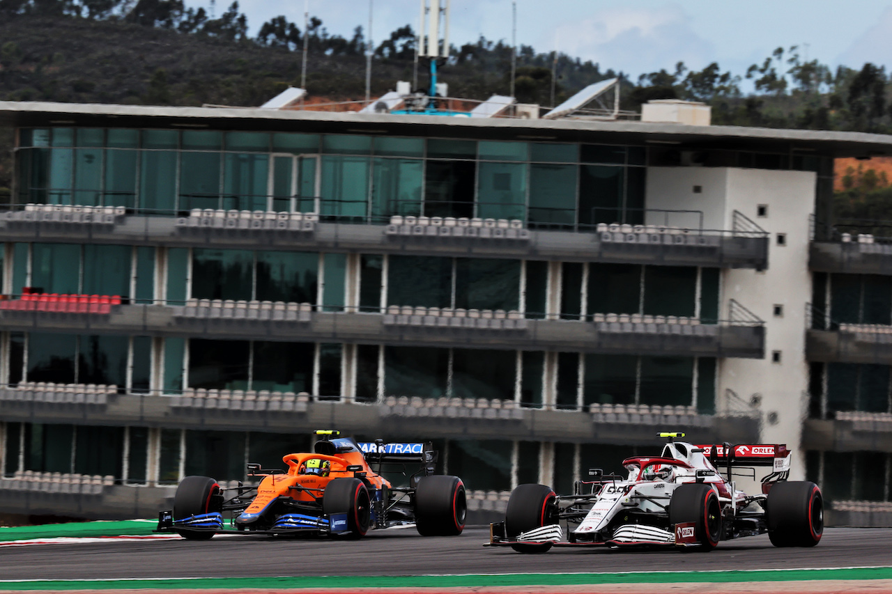 GP PORTOGALLO, (L to R): Lando Norris (GBR) McLaren MCL35M e Antonio Giovinazzi (ITA) Alfa Romeo Racing C41.
01.05.2021. Formula 1 World Championship, Rd 3, Portuguese Grand Prix, Portimao, Portugal, Qualifiche Day.
- www.xpbimages.com, EMail: requests@xpbimages.com © Copyright: Batchelor / XPB Images