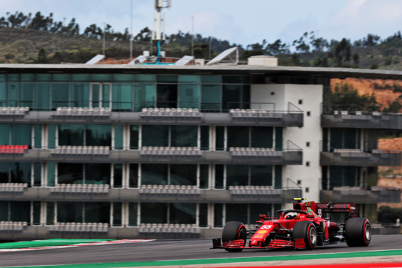 GP PORTOGALLO, Carlos Sainz Jr (ESP) Ferrari SF-21.
01.05.2021. Formula 1 World Championship, Rd 3, Portuguese Grand Prix, Portimao, Portugal, Qualifiche Day.
- www.xpbimages.com, EMail: requests@xpbimages.com © Copyright: Batchelor / XPB Images