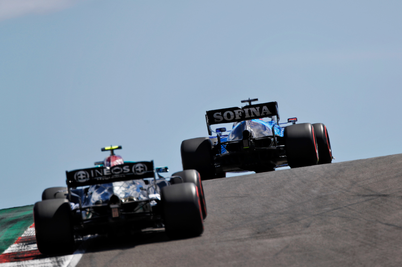 GP PORTOGALLO, George Russell (GBR) Williams Racing FW43B davanti a Valtteri Bottas (FIN) Mercedes AMG F1 W12.
01.05.2021. Formula 1 World Championship, Rd 3, Portuguese Grand Prix, Portimao, Portugal, Qualifiche Day.
 - www.xpbimages.com, EMail: requests@xpbimages.com © Copyright: Staley / XPB Images