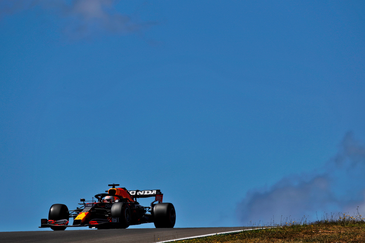 GP PORTOGALLO, Max Verstappen (NLD) Red Bull Racing RB16B.
01.05.2021. Formula 1 World Championship, Rd 3, Portuguese Grand Prix, Portimao, Portugal, Qualifiche Day.
 - www.xpbimages.com, EMail: requests@xpbimages.com © Copyright: Staley / XPB Images