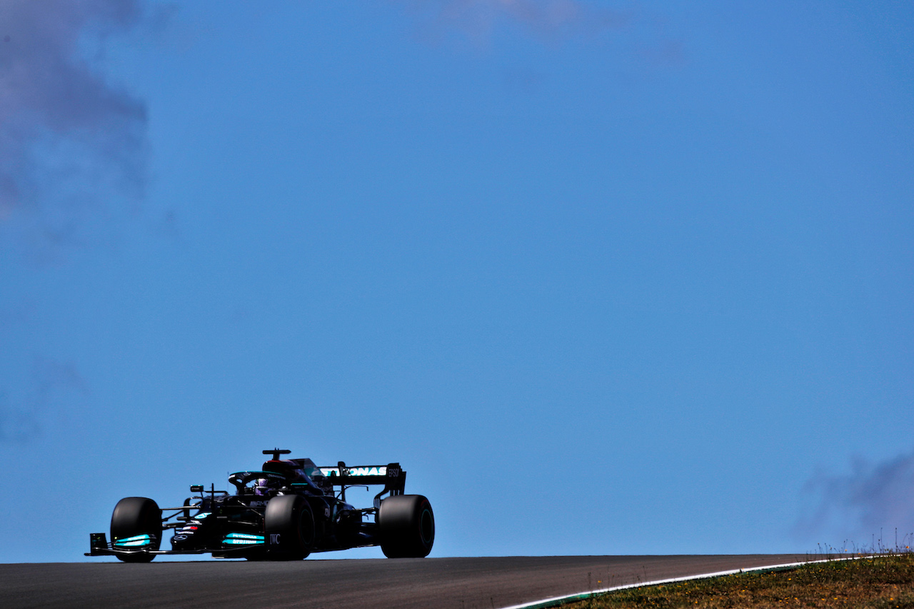 GP PORTOGALLO, Lewis Hamilton (GBR) Mercedes AMG F1 W12.
01.05.2021. Formula 1 World Championship, Rd 3, Portuguese Grand Prix, Portimao, Portugal, Qualifiche Day.
 - www.xpbimages.com, EMail: requests@xpbimages.com © Copyright: Staley / XPB Images