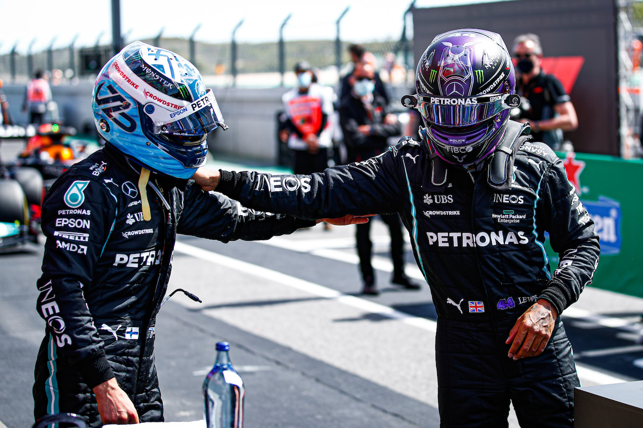 GP PORTOGALLO, (L to R): Valtteri Bottas (FIN) Mercedes AMG F1 celebrates his pole position in qualifying parc ferme with second placed team mate Lewis Hamilton (GBR) Mercedes AMG F1.
01.05.2021. Formula 1 World Championship, Rd 3, Portuguese Grand Prix, Portimao, Portugal, Qualifiche Day.
- www.xpbimages.com, EMail: requests@xpbimages.com © Copyright: FIA Pool Image for Editorial Use Only