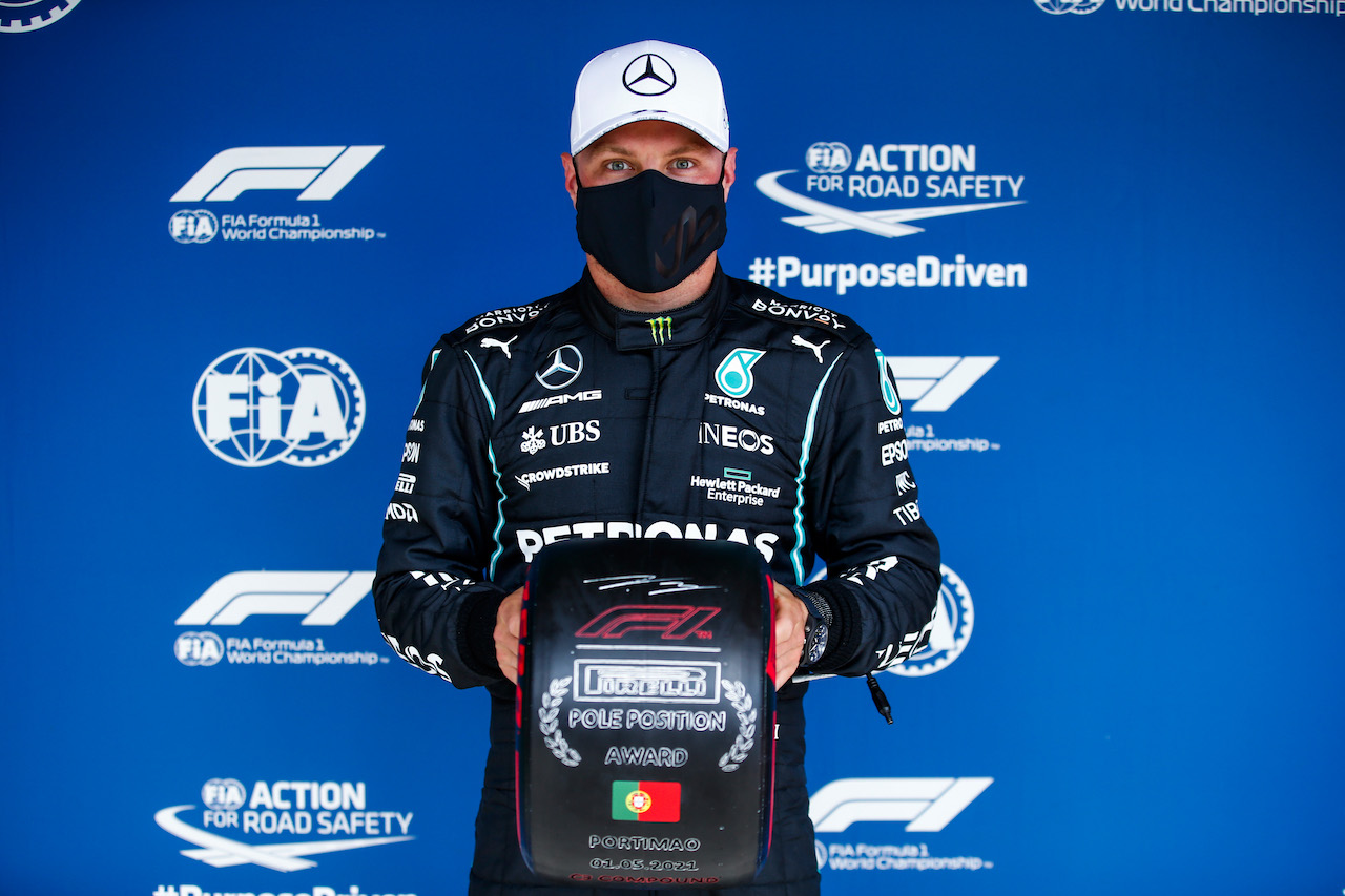 GP PORTOGALLO, Valtteri Bottas (FIN) Mercedes AMG F1 celebrates with the Pirelli Pole Position Award in qualifying parc ferme.
01.05.2021. Formula 1 World Championship, Rd 3, Portuguese Grand Prix, Portimao, Portugal, Qualifiche Day.
- www.xpbimages.com, EMail: requests@xpbimages.com © Copyright: FIA Pool Image for Editorial Use Only