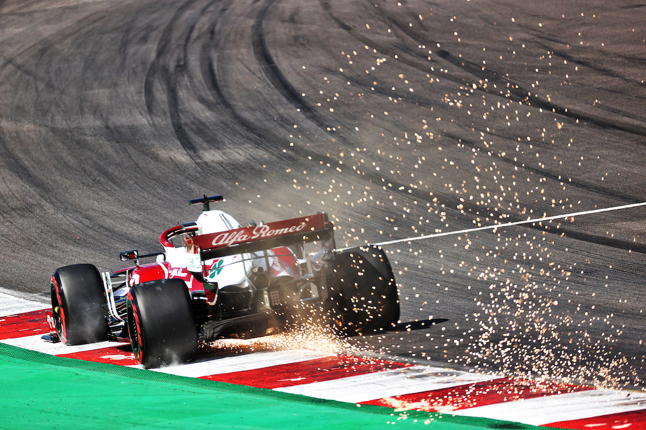 GP PORTOGALLO, Kimi Raikkonen (FIN) Alfa Romeo Racing C41 sends sparks flying.
01.05.2021. Formula 1 World Championship, Rd 3, Portuguese Grand Prix, Portimao, Portugal, Qualifiche Day.
- www.xpbimages.com, EMail: requests@xpbimages.com © Copyright: Batchelor / XPB Images