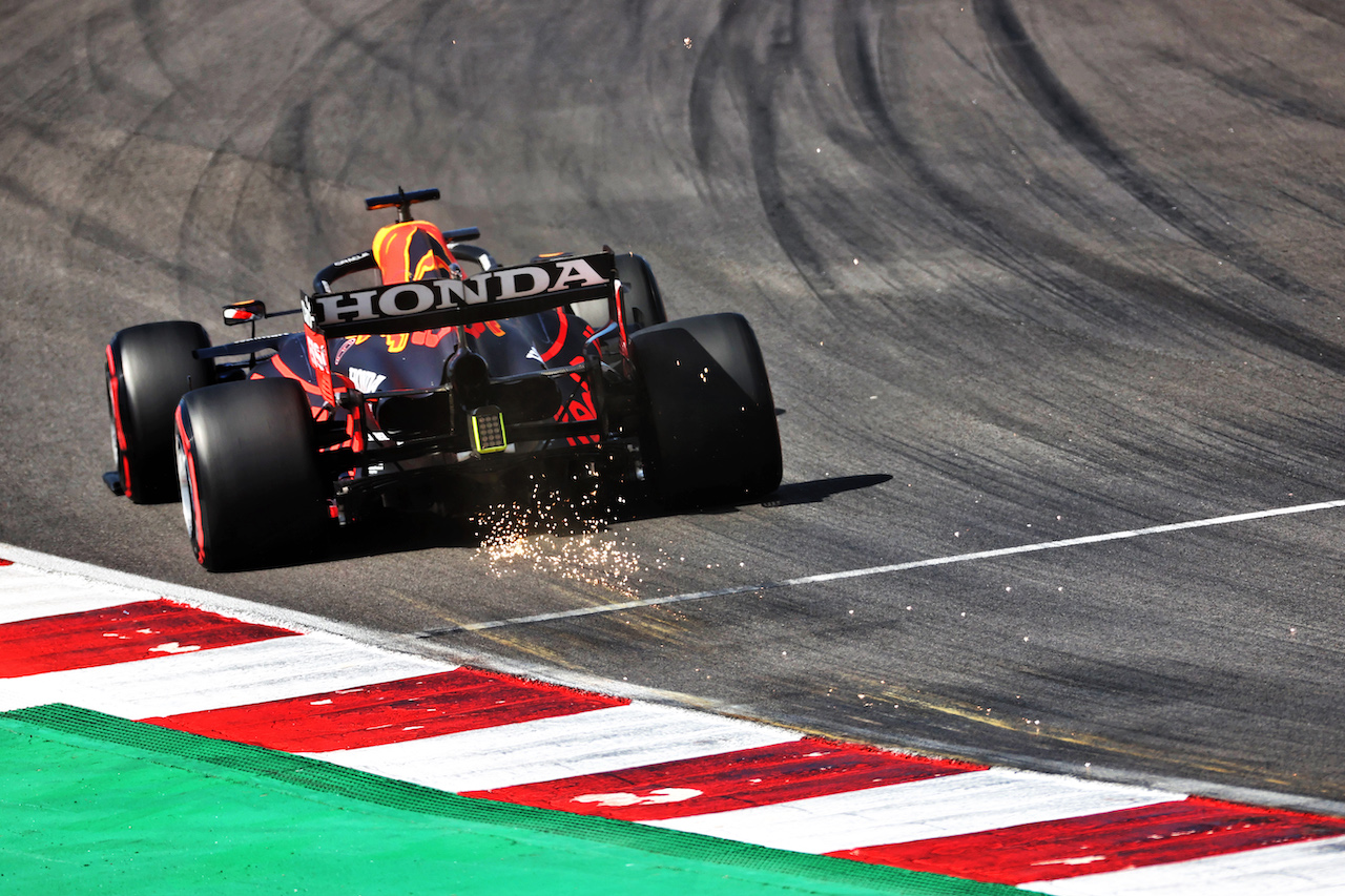 GP PORTOGALLO, Max Verstappen (NLD) Red Bull Racing RB16B sends sparks flying.
01.05.2021. Formula 1 World Championship, Rd 3, Portuguese Grand Prix, Portimao, Portugal, Qualifiche Day.
- www.xpbimages.com, EMail: requests@xpbimages.com © Copyright: Batchelor / XPB Images