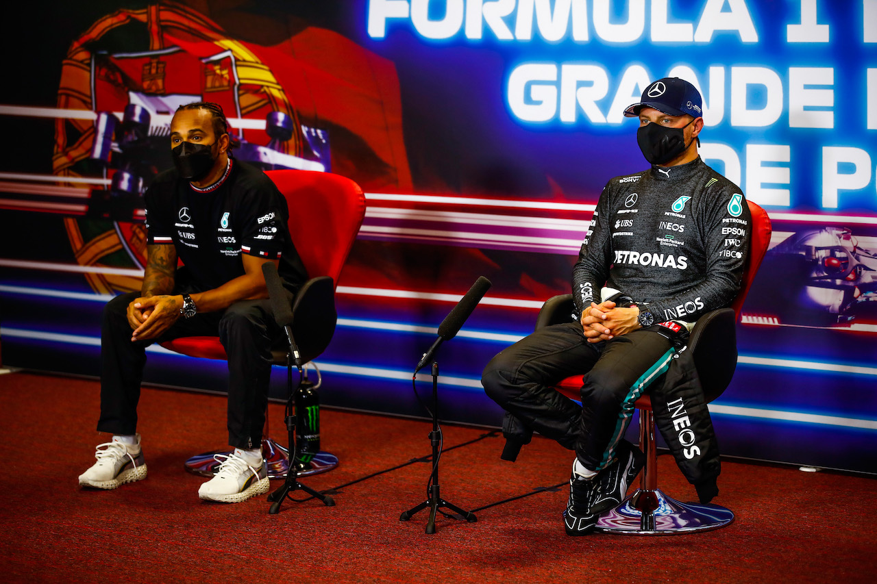 GP PORTOGALLO, (L to R): Lewis Hamilton (GBR) Mercedes AMG F1 e team mate Valtteri Bottas (FIN) Mercedes AMG F1 in the post qualifying FIA Press Conference.
01.05.2021. Formula 1 World Championship, Rd 3, Portuguese Grand Prix, Portimao, Portugal, Qualifiche Day.
- www.xpbimages.com, EMail: requests@xpbimages.com © Copyright: FIA Pool Image for Editorial Use Only